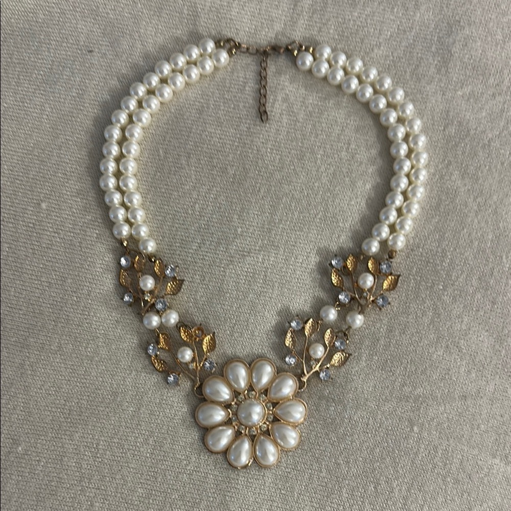 Vintage-Inspired White and Gold Pearl Necklace